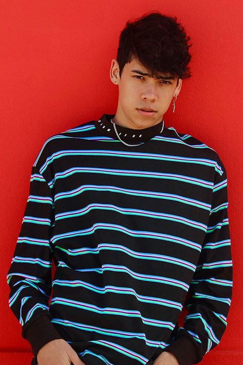 Jayden Croes wear a black and blue shirt and the chain in his neck is looking awesome.