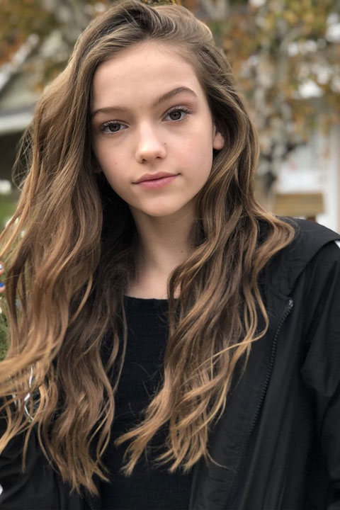 Jayden Bartels is looking beautiful in black jacket and shirt.