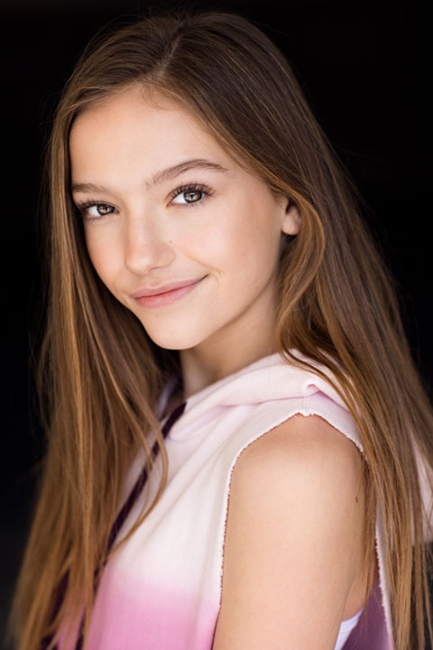 Jayden Bartels is smiling and looking beautiful in pink sleeveless shirt.