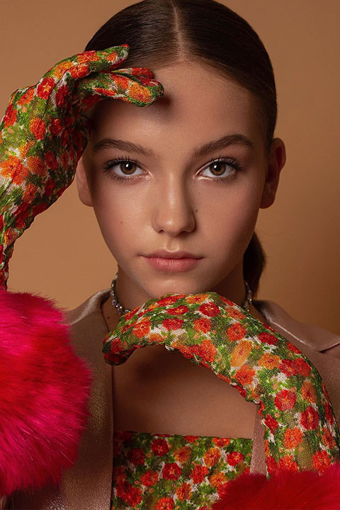 Jayden Bartels wearing flower gloves
