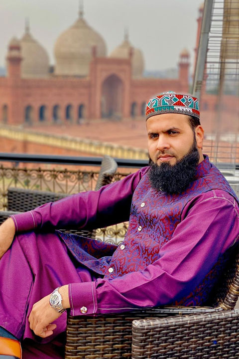 Malik Usmaand is wearing purple kurta and enjoying at food street near Badshahi masjid