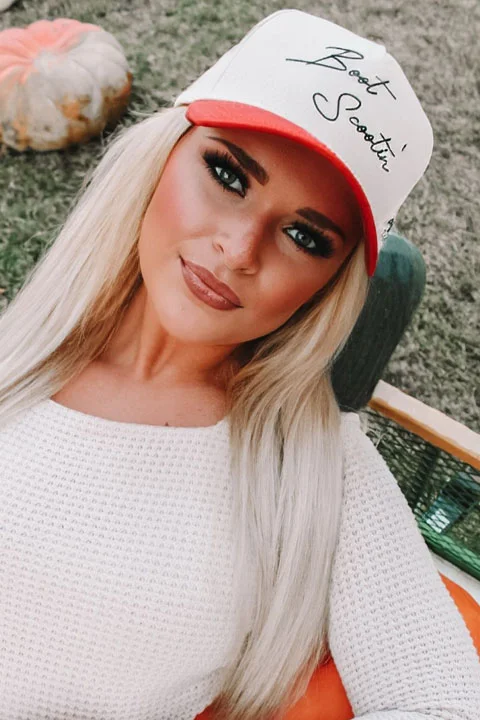 Amanda Simmons wear a white cap.