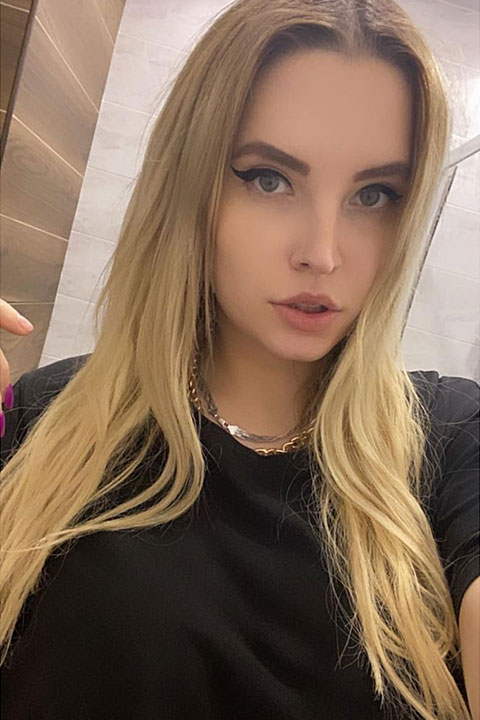 Klubni4ka Liza is looking beautiful in black shirt and open hair and she is wearing chains in her neck.