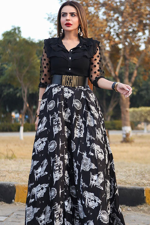 Dolly Fashion in black dress