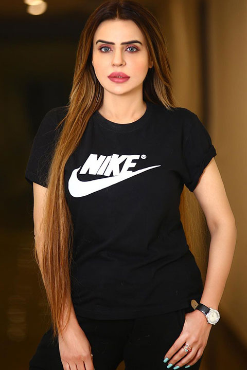 Dolly Fashion in black nike shirt