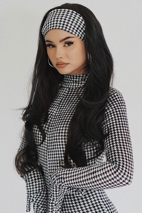 Natalia Mar is looking gorgeous in white & black dress and she is wearing a hair band.