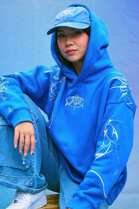 Quarter jade is looking beautiful in blue hoodie.
