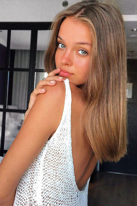 Anna Zak is looking hot in white net shirt and open hair.