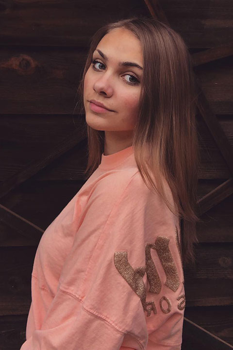 Ariana Lee is looking beautiful in pink dress.