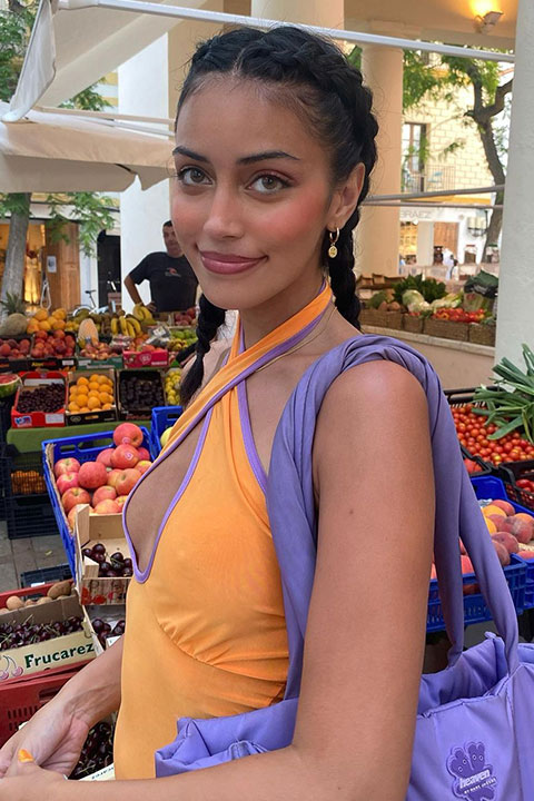 Cindy Kimberly shopping fruits at market