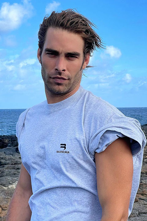 Jon Kortajarena looking hot ib white shirt
