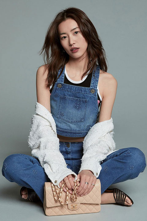 Liu Wen is looking cute in blue denim and she hold her bag.