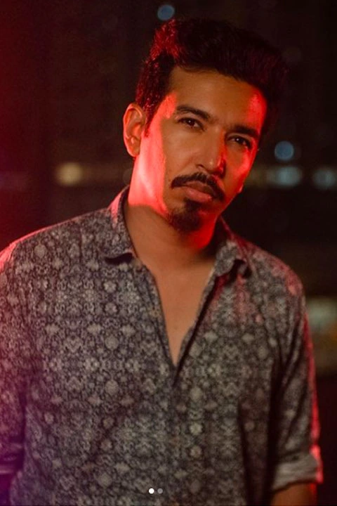 Taimoor Salahuddin is beautifully posing for a picture.
