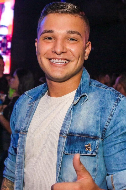 MC Gui is looking pretty in denim jacket.