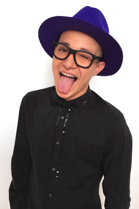 MC Gui is looking stunning in black shirt.