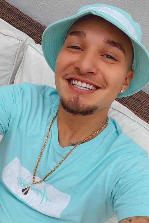 MC Gui is looking pretty in blue shirt and cap.